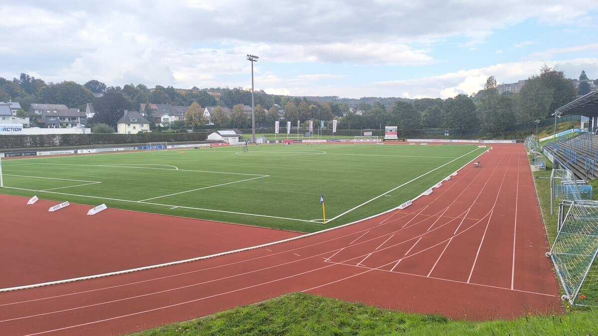Sportanlage mit Fußballfeld und Laufbahn – Wartung und DGUV-Prüfung von Sportstätten
