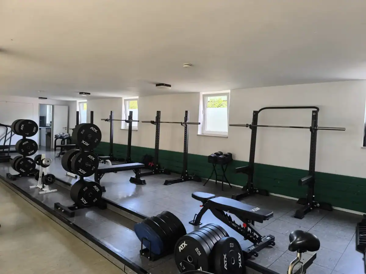 Fitnessraum mit Hantelbänken, Gewichten und Langhanteln – DGUV-Prüfung